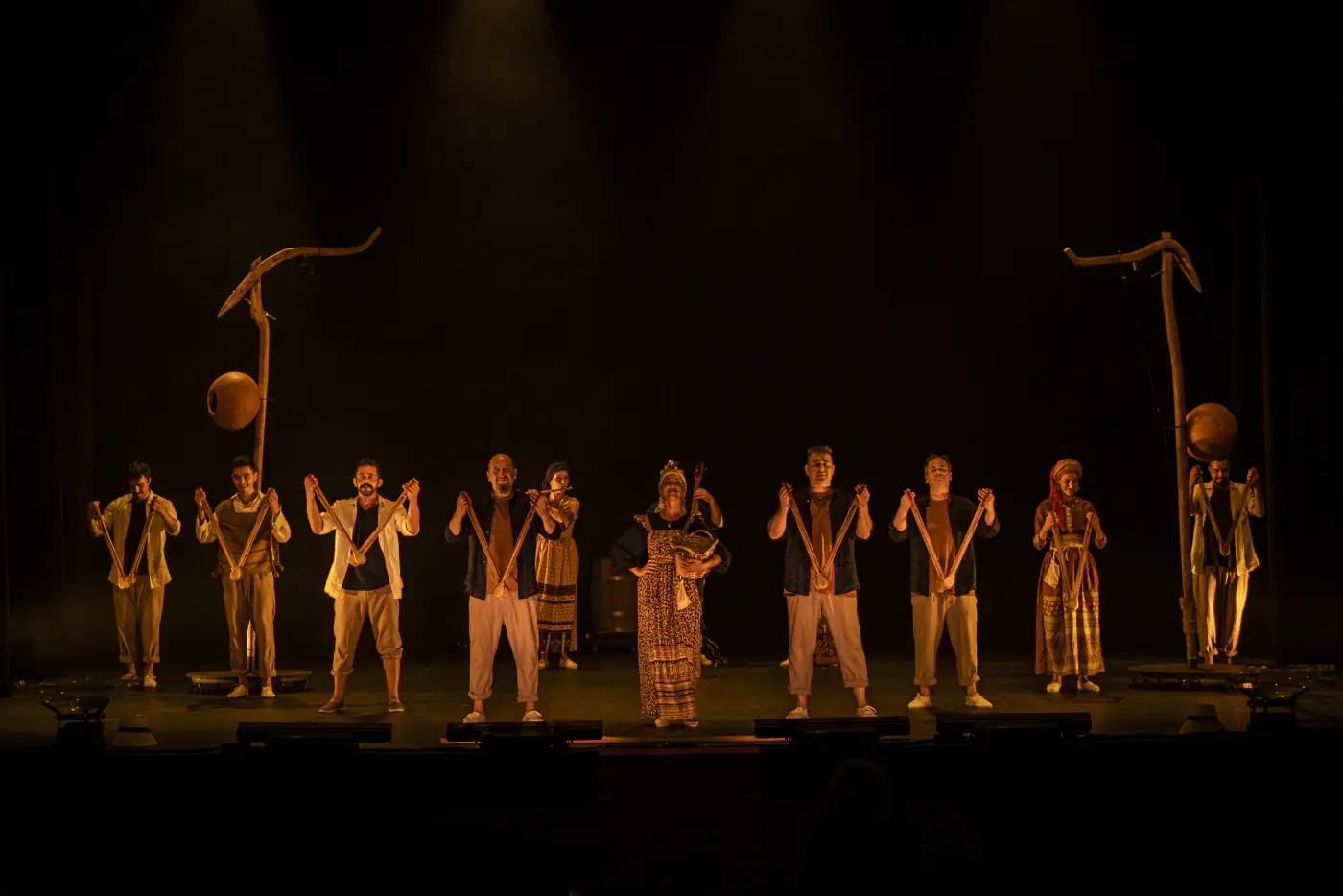 La Compañía Pieles en escena con instrumentos de percusión tradicionales canarios