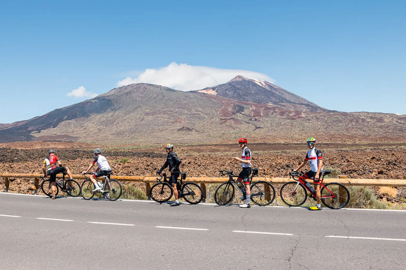 Groupe de cyclistes sur route arrêtés à Las Cañadas avec le Teide derrière