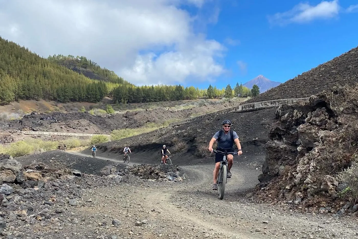 Groupe en VTT sur la piste volcanique du Chinyero