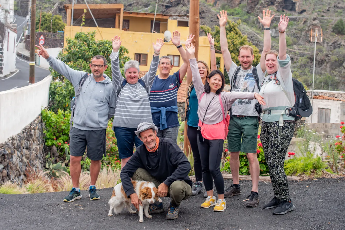 Grupo de senderistas al final de la ruta, en un pueblo del sur de Tenerife