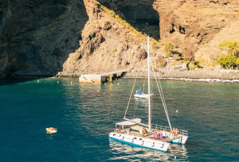 El catamarán fondeado frente a la playa de Masca