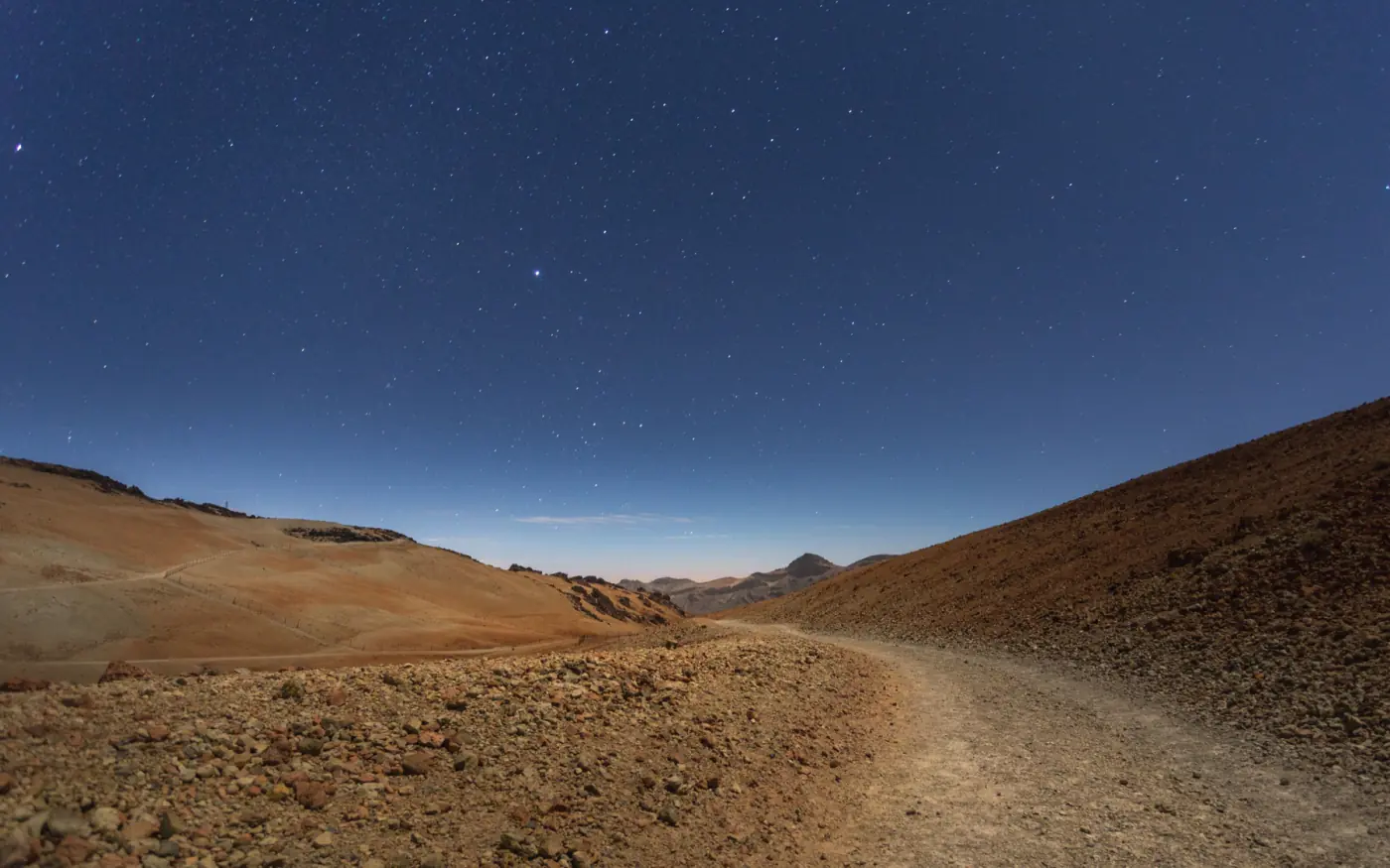 Ein Vulkanpfad unter dem Sternenhimmel am Teide