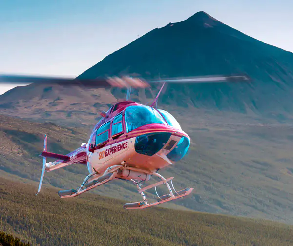 Sky-Experience-Hubschrauber im Flug neben dem Teide