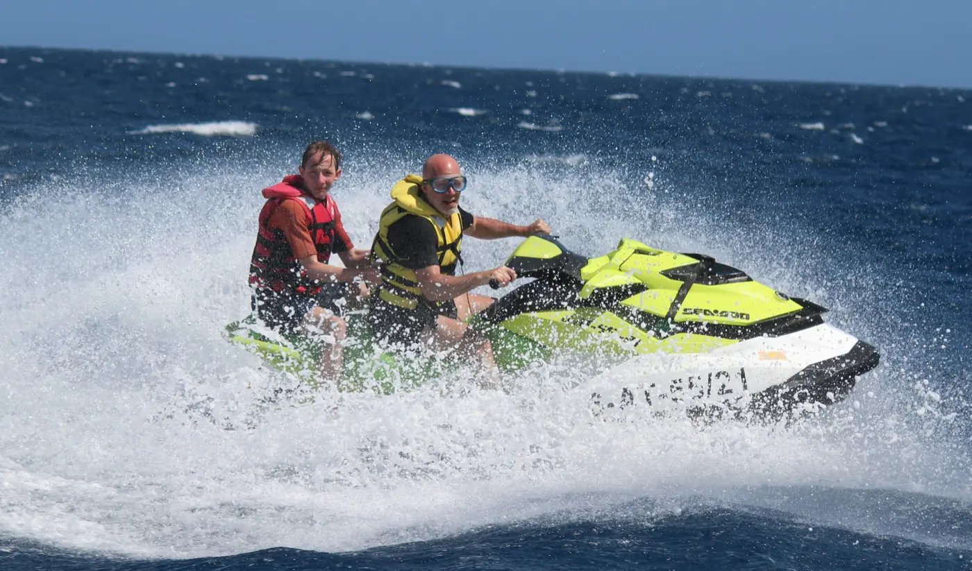 Ein Jetski auf offener See im Süden Teneriffas