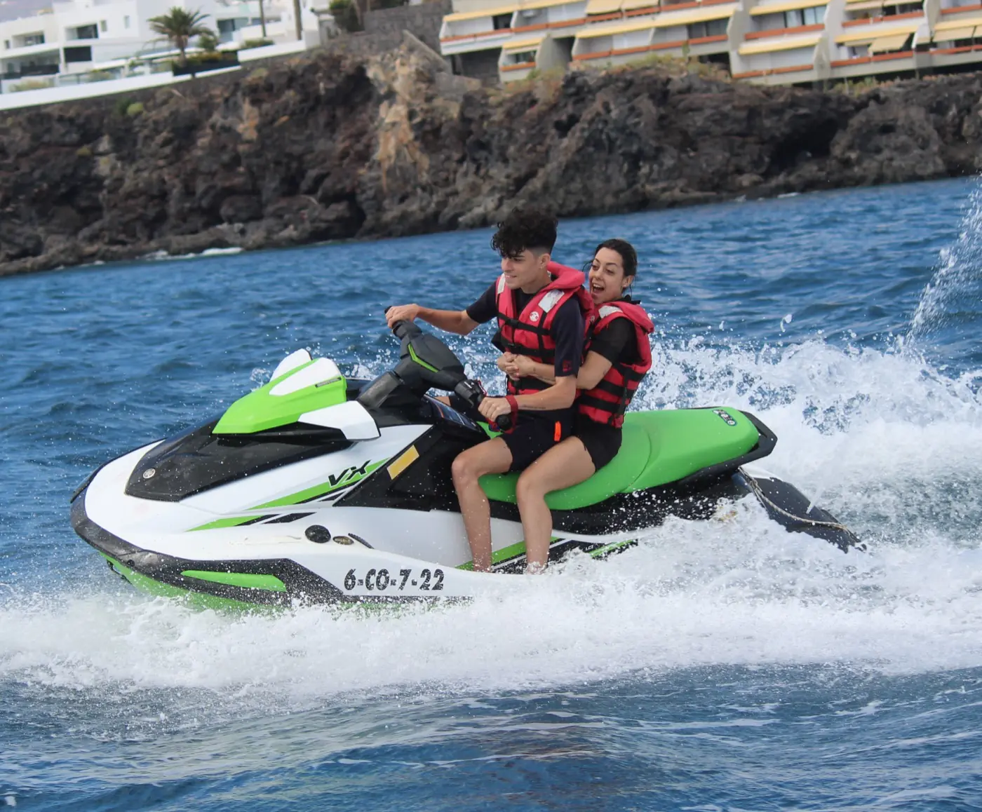 Ein Jetski mit voller Fahrt auf dem Atlantik