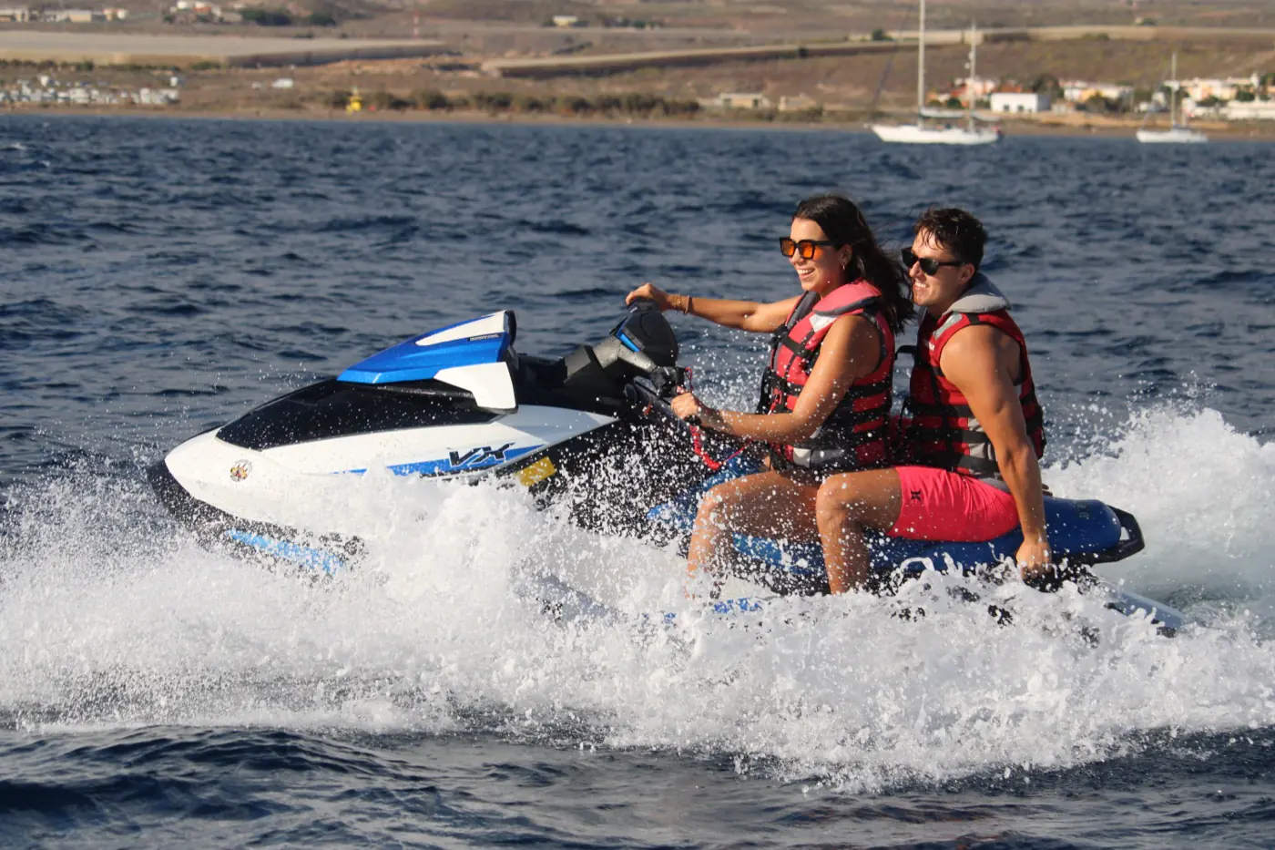 Ein Paar auf dem Jetski in El Médano, Teneriffa