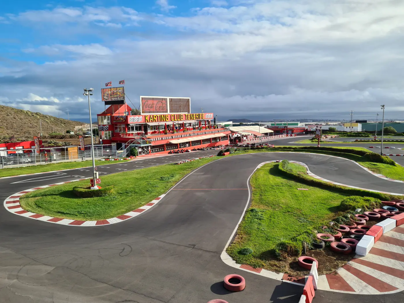 Vista aérea del circuito y el edificio de Karting Club Tenerife en Arona