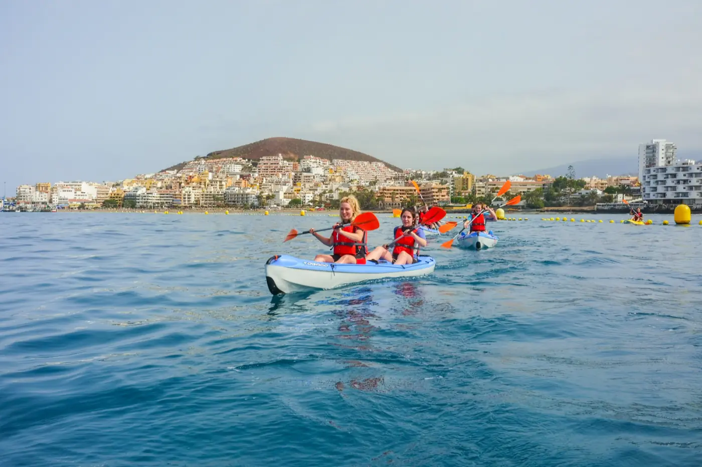 Eine Gruppe im Kajak, dahinter die Küste von Los Cristianos