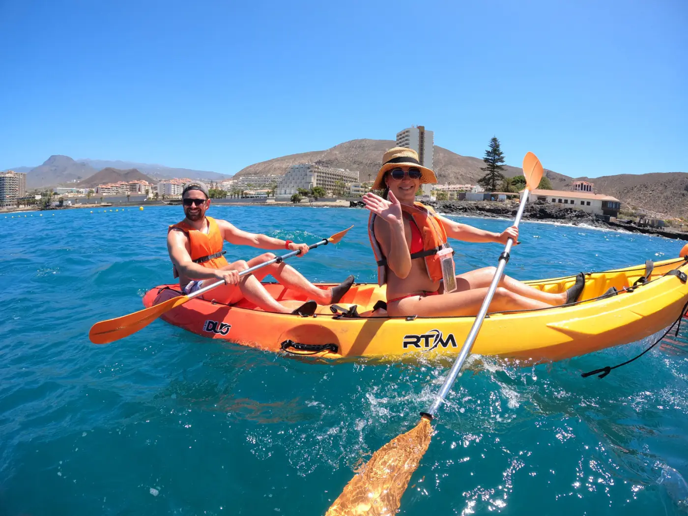 Ein Paar paddelt im Kajak vor der Küste von Los Cristianos, Teneriffa