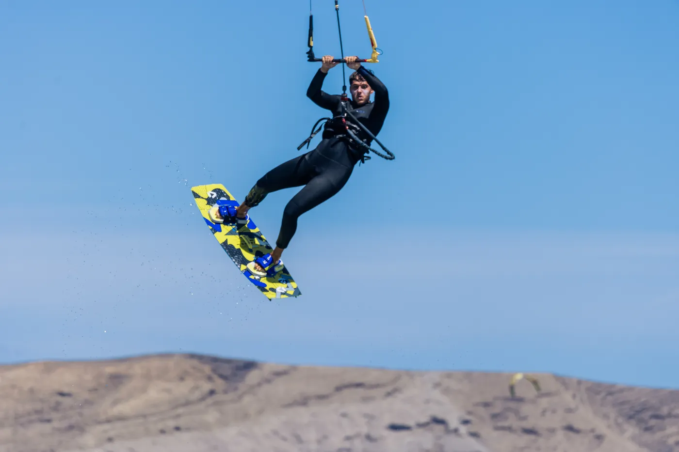 Kitesurfista saltando sobre el agua en El Médano, Tenerife