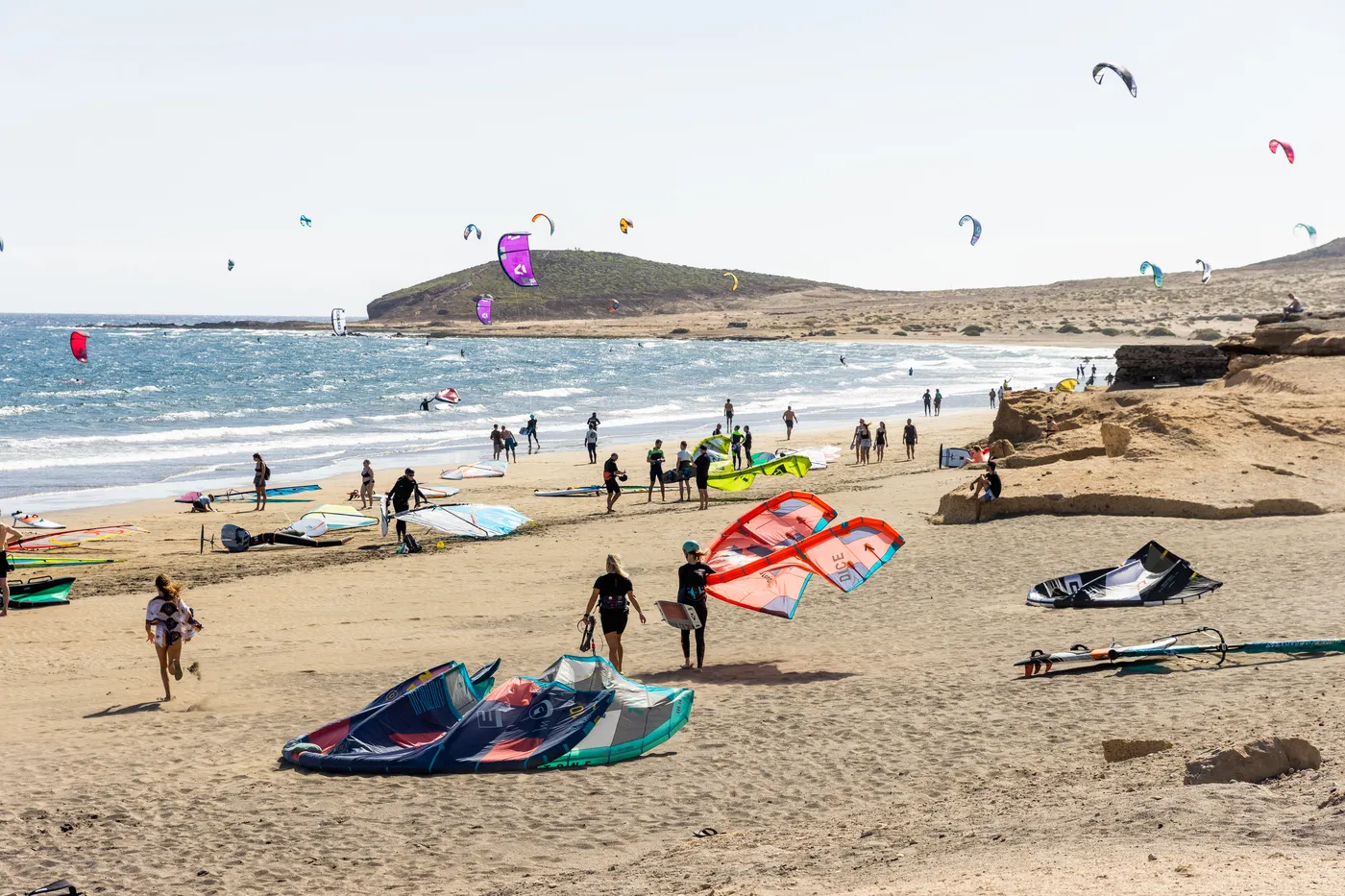 Playa de El Médano llena de kites con la Montaña Roja al fondo
