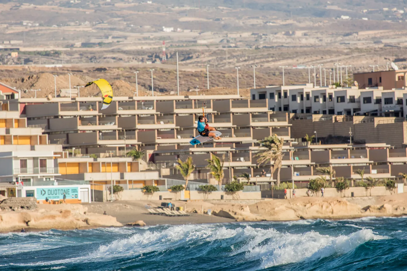 Kitesurfista navegando frente al paseo de El Médano