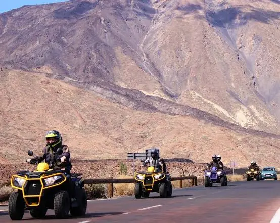 Un groupe de quads sur la route, le Teide en arrière-plan