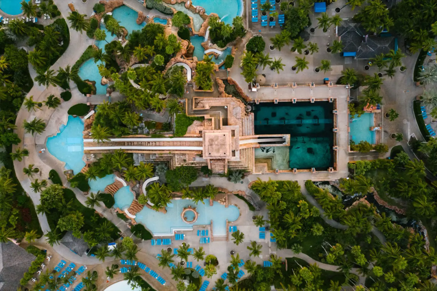 Luftaufnahme der Becken und Rutschen im Siam Park