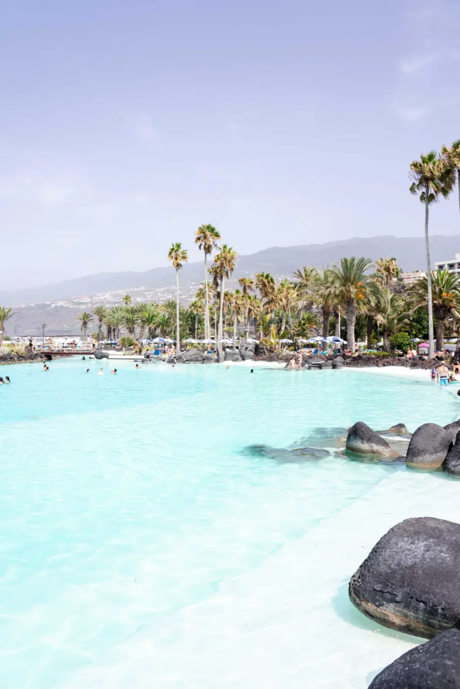 Strand und Becken im Siam Park, mit Palmen