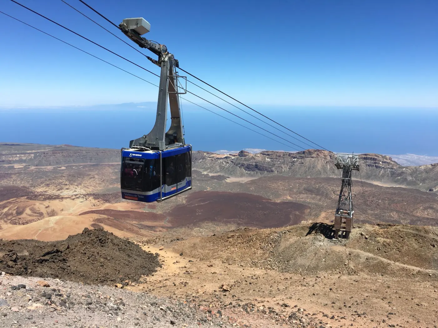 Une cabine du téléphérique du Teide arrivant à la station supérieure