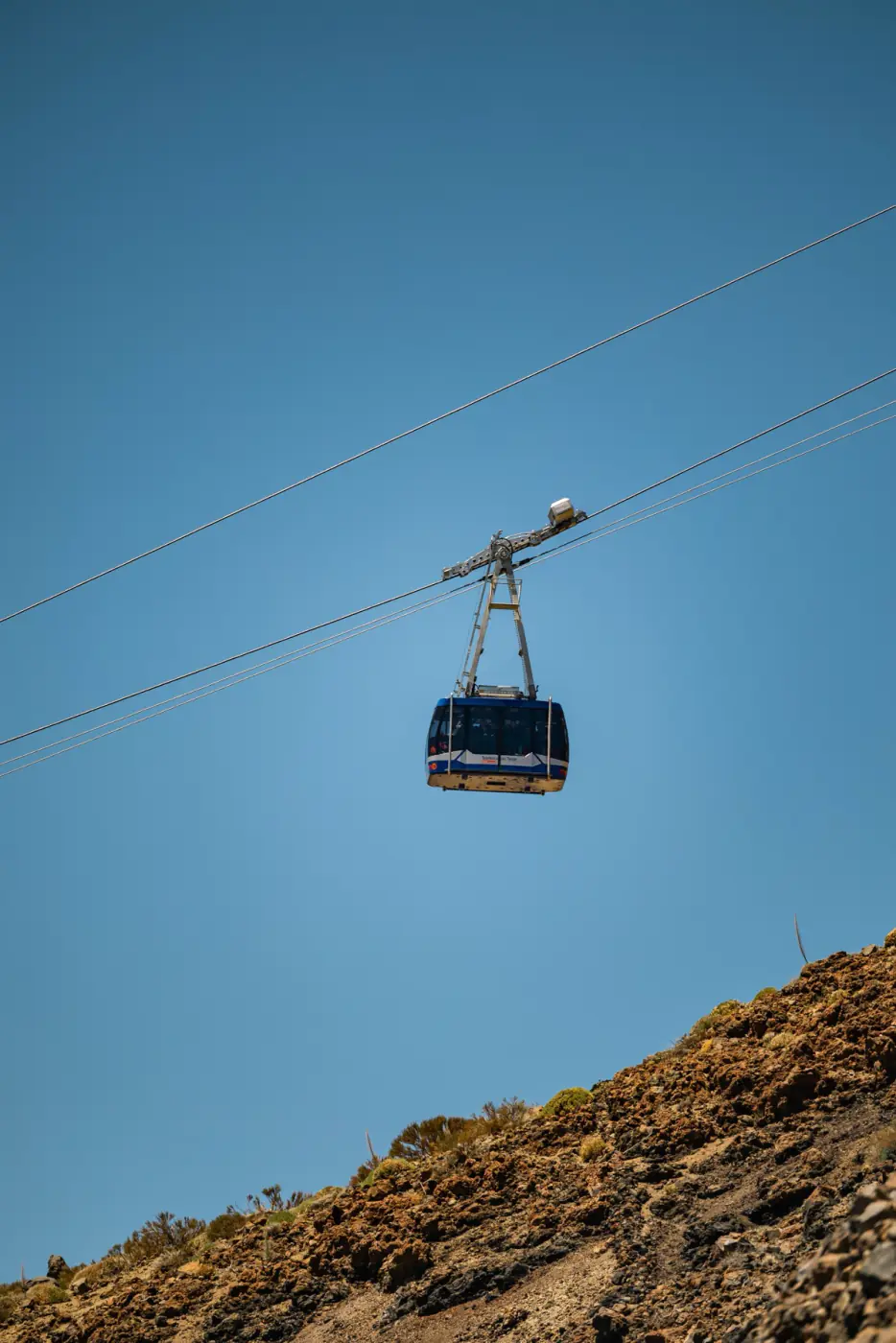 Une cabine du téléphérique du Teide suspendue au-dessus du paysage volcanique