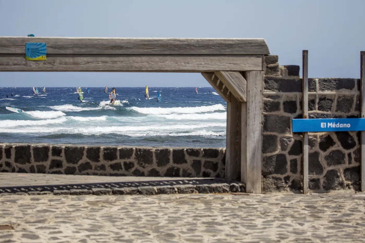 Voiles de windsurf vues depuis le belvédère de la plage d'El Médano